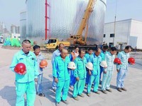 　　扬子炼油结构调整项目施工现场，工人举行默哀仪式。 通讯员 李树鹏 南京日报/紫金山新闻记者 董家训 摄