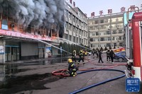 ↑这是11月16日拍摄的吕梁市离石区永聚煤业联建楼火灾救援现场。