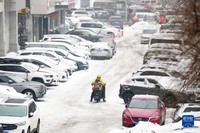 11月16日，送餐员冒雪送餐。当日，黑龙江哈尔滨市迎来雨雪天气。新华社记者 王建威 摄