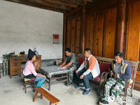 驻村工作人员到曹团会家走访。人民网记者 程浩摄