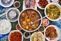 云南南华沙桥第七届萝卜文化艺术节上的萝卜宴。人民网记者 刘怡摄