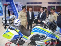 迪拜警方在体验中国产警务摩托车。人民网 塔里克·易卜拉欣摄