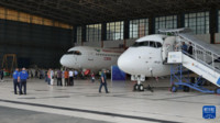 3月10日，中国商飞ARJ21（右）和C919飞机在印度尼西亚首都雅加达苏加诺-哈达国际机场机库作静态展示。新华社记者 叶平凡 摄