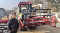 农机手姜青新购买的履带式收割机。江苏金租供图