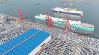 2024年4月1日，两千余辆小汽车在连云港港68号泊位集结，准备装载上船。（受访者供图）