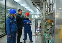 南方电网贵州安顺关岭供电局工作人员正向企业工作人员详细了解其生产情况及用电需求。