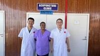 中国医生在所罗门群岛工作。