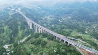贵州高速集团重遵扩容高速旁磨刀溪特大桥。