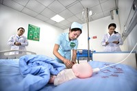2024年4月18日，贵州省黔西市医疗技能大比武活动现场，选手在进行儿科护理技能比赛。