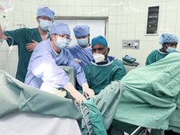 指导所方医生开展微创泌尿外科手术。贵州省卫生健康委供图