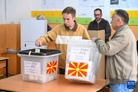 5月8日，选民在北马其顿斯科普里的一处投票站内投票。新华社发（托米斯拉夫·格奥尔基耶夫摄）