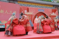 中式集体婚礼现场。姜浩摄