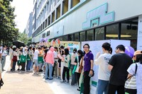 学生参加校园邮局明信片漂流活动。王泉摄
