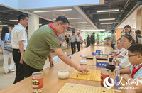 李亮五段与学生们下指导棋。