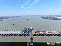 常泰长江大桥主航道桥最后一节钢桁梁吊装。人民网 梁明摄
