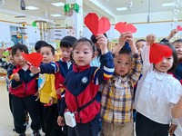 仙林实验幼儿园光启路分园的孩子们制作“爱心”送给南京市社会儿童福利院的小朋友。