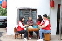 志愿者和独居老人一起包粽子、话家常。焦红霞摄