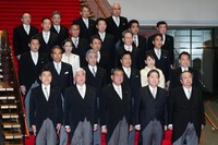2024年11月11日，日本首相石破茂（前排中）经国会众参两院首相指名选举当选日本第103任首相，随即组建新内阁。图为石破茂在日本东京的首相官邸率阁僚合影。新华社记者张笑宇摄