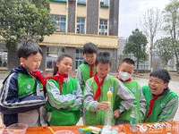 “搬”进校园的“科学实验室”引来学生围观参与 。人民网 陈洁泉摄