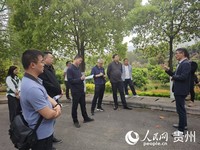 媒体采访团在进行现场采访。人民网 黄小桃摄