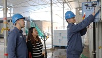 工作人员正在给客户检查冷库线路.jpg