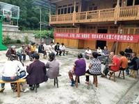 花桥镇双星村驻村第一书记张进到下寨组向群众宣传法律法规。