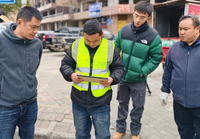 工作人员正在检查下水道淤堵情况。陈忠校 摄