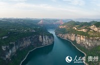 航拍化屋村前的乌江与鸭池河大桥。人民网记者涂敏摄