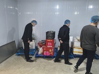 图为：工作人员现场检查食材配送公司食材情况.jpg