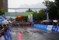 2025思南环乌江半程马拉松鸣枪开跑。孙磊 摄.jpg