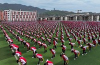 赫章一中阿西里西课间操。陈春志 摄.JPG