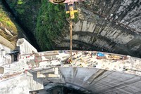 2025年4月17日，施工人员在贵州省黔西凹水河水库大坝上钻取芯样（无人机照片）。