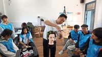 在贵州黔西市水西中等职业学校美发班的培训现场，学员们手持剪刀、梳子，全神贯注地学习各种剪发、烫发、染发技巧。