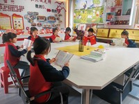 图为石阡县五德镇小学学生在图书室阅读。黎祖艳摄