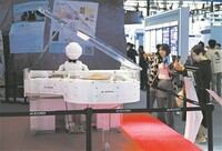 图为观众在第三届中国（安徽）科技创新成果转化交易会上观赏一款弹钢琴的机器人。新华社记者 周牧摄