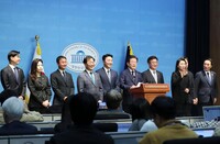 4月11日，李在明在韩国首尔举行的新闻发布会上介绍他的总统竞选团队。新华社记者姚琪琳摄