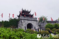 青岩古镇北城门入口。人民网 敖嘉钰摄