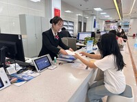 窗口工作人员张万红启动“全省通办”联动机制为群众办理教师资格认定事宜。观山湖区融媒体中心供图