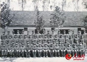 “蘑菇云”旁边，我们从天而降