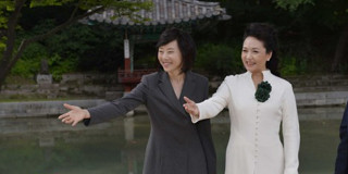 彭丽媛与韩＂第一夫人＂游宫殿