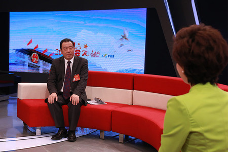 海南省副省长李国梁以"深化改革 加速海南智慧岛崛起"为主题同网友在线交流