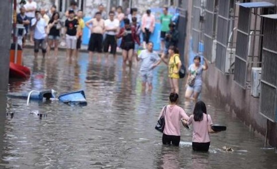 北京昌平一小区被淹 水深齐腰