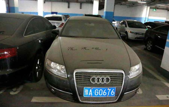 停车场现十余"僵尸豪车" 市民留言:拍卖不