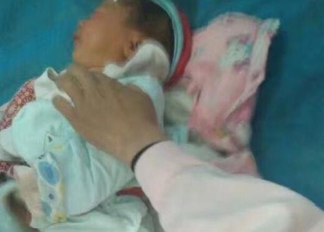 被救一家三口已送医 包括1个月大婴儿