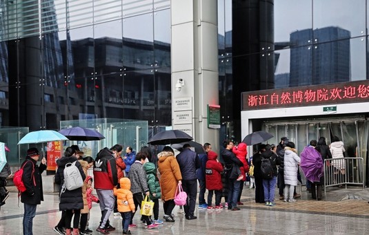 杭州市民游客冒雨排队看“佩奇”