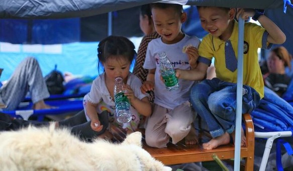 宜宾长宁地震灾区安置点的孩子们