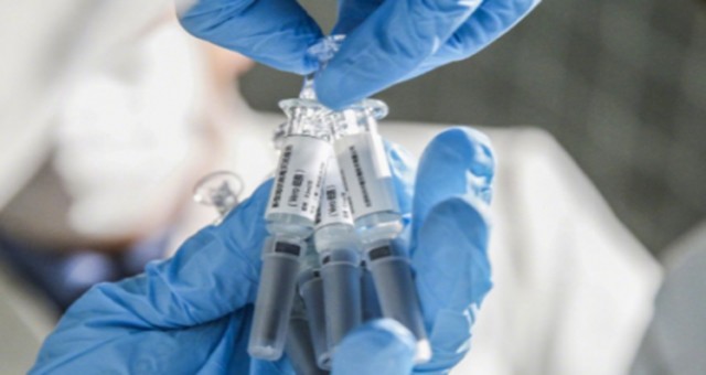 首批10万剂国药集团新冠疫苗运抵澳门