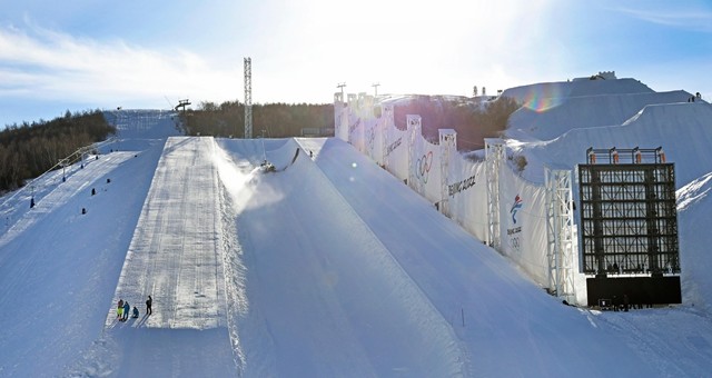 张家口：防风墙亮相冬奥赛场云顶滑雪公园