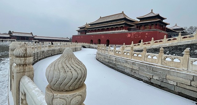 北京迎2022年初雪 故宫覆盖白雪更显魅力