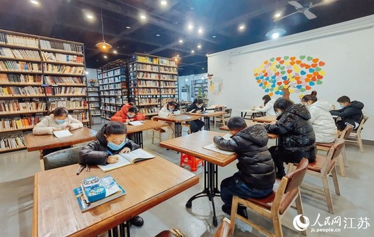 “双减”后首个寒假 南京少儿图书室人气旺